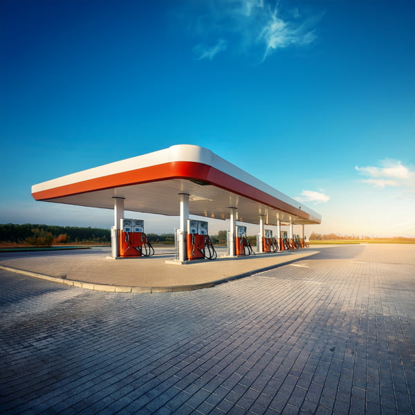 Eine Tankstelle mit Zapfsäulen für E10 und HVO.